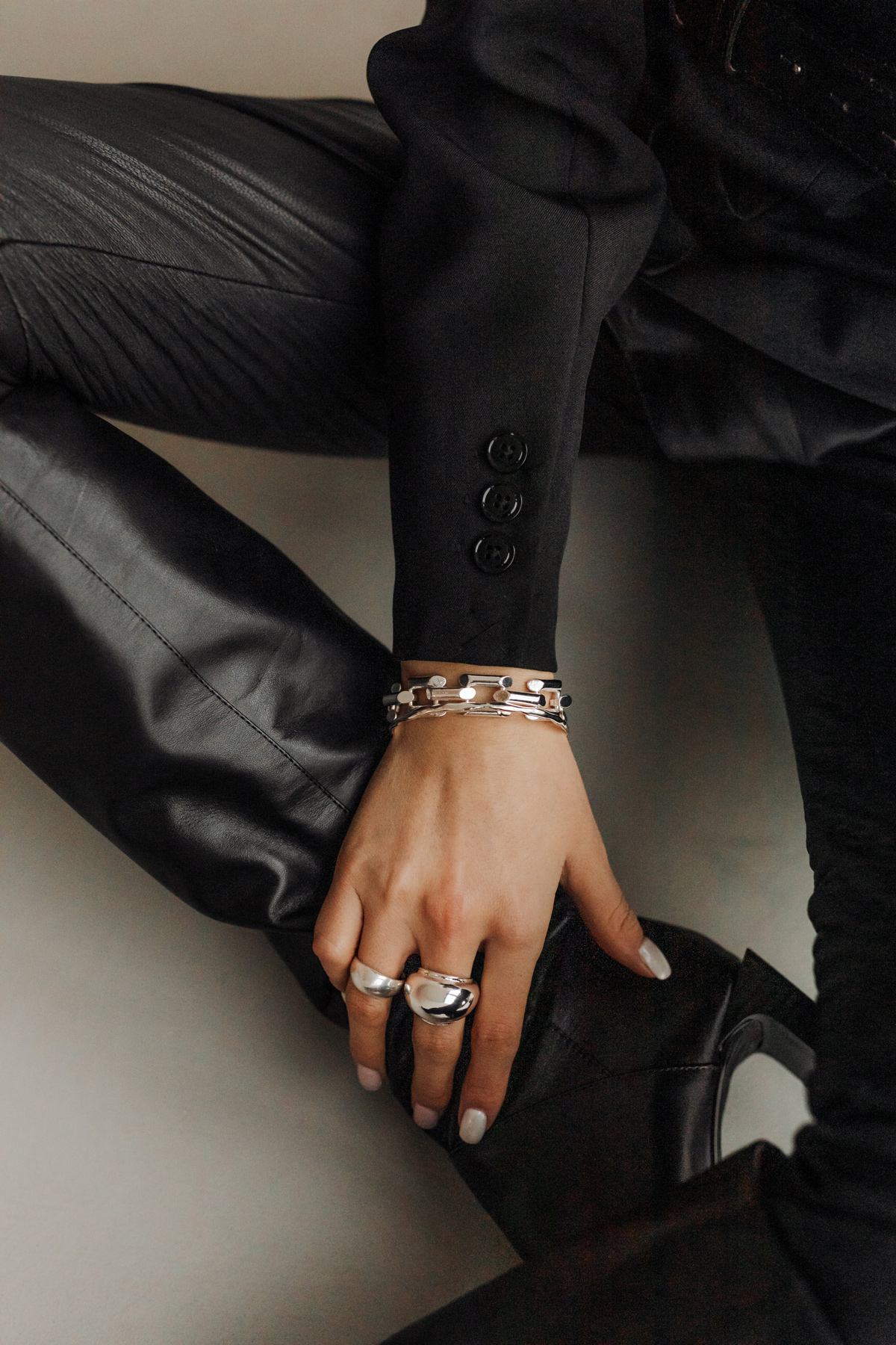 kaboompics chic in leather elegant boots and accessories 36879