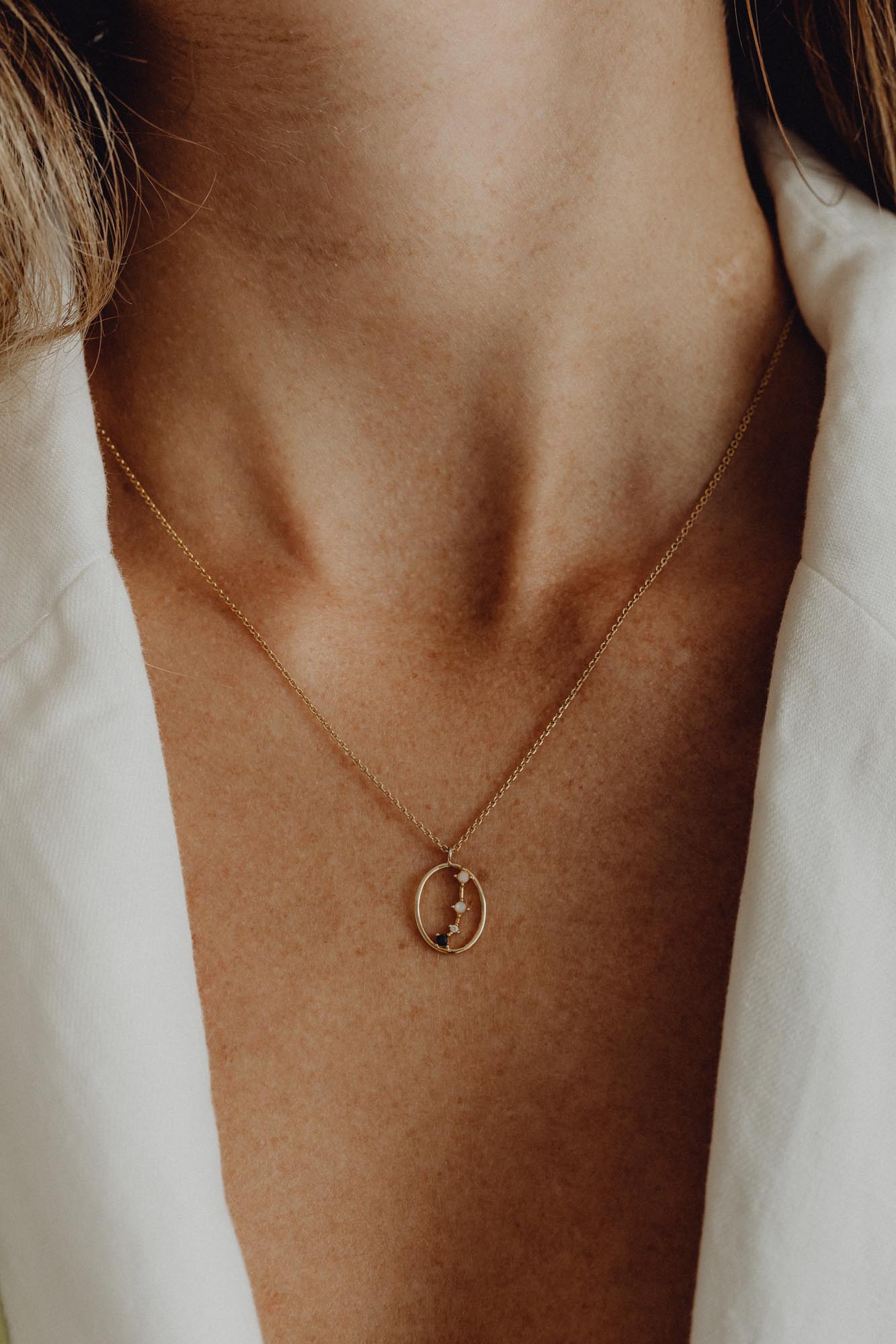 kaboompics anonymous female in trendy outfit with bag 27803