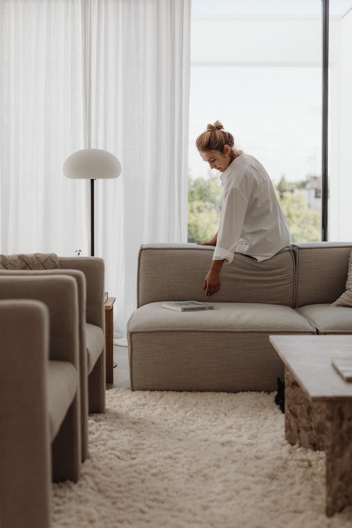 kaboompics the warm apartment aesthetic living room decor home accessories collection 33234