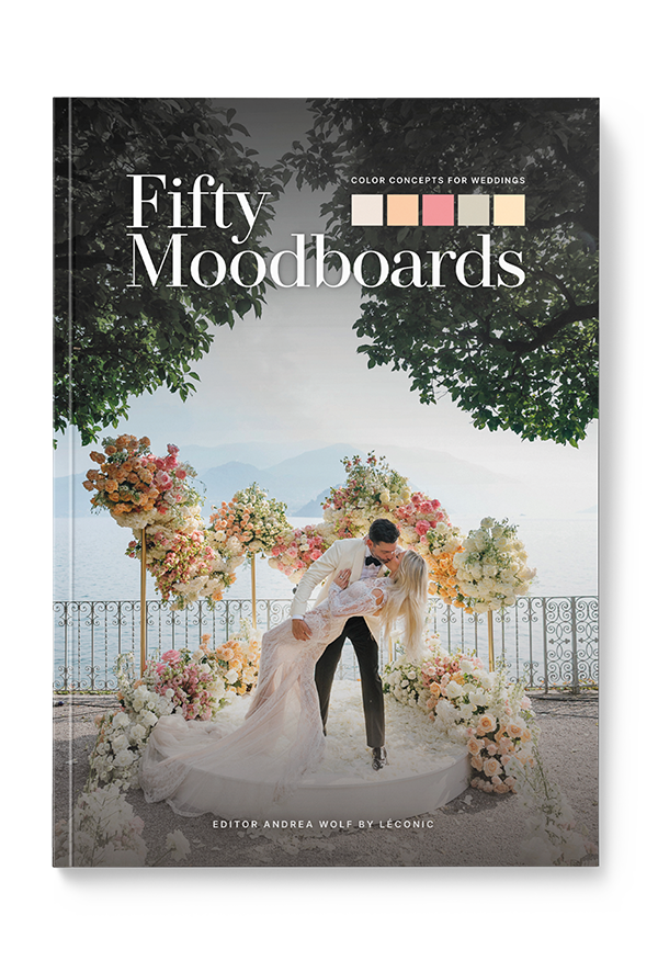 Ein Brautpaar tanzt vor einem floralen Bogen am See, darüber steht „Fifty Moodboards“ auf dem Buchcover.