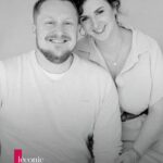 Angelika und Artur sitzen eng beieinander und lächeln in einem schwarzweißen Porträt mit leconic Premium Member Schriftzug.