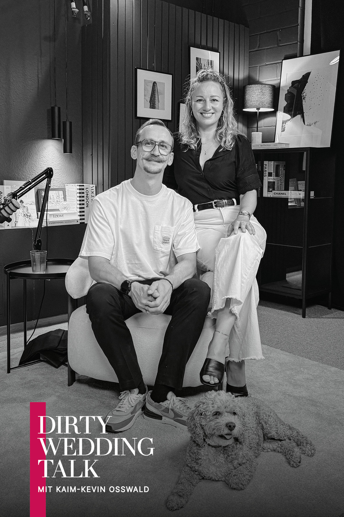 Ein Mann mit Brille sitzt vor einer Frau; ein lockiger Hund liegt auf dem Teppich, daneben steht „Dirty Wedding Talk“.